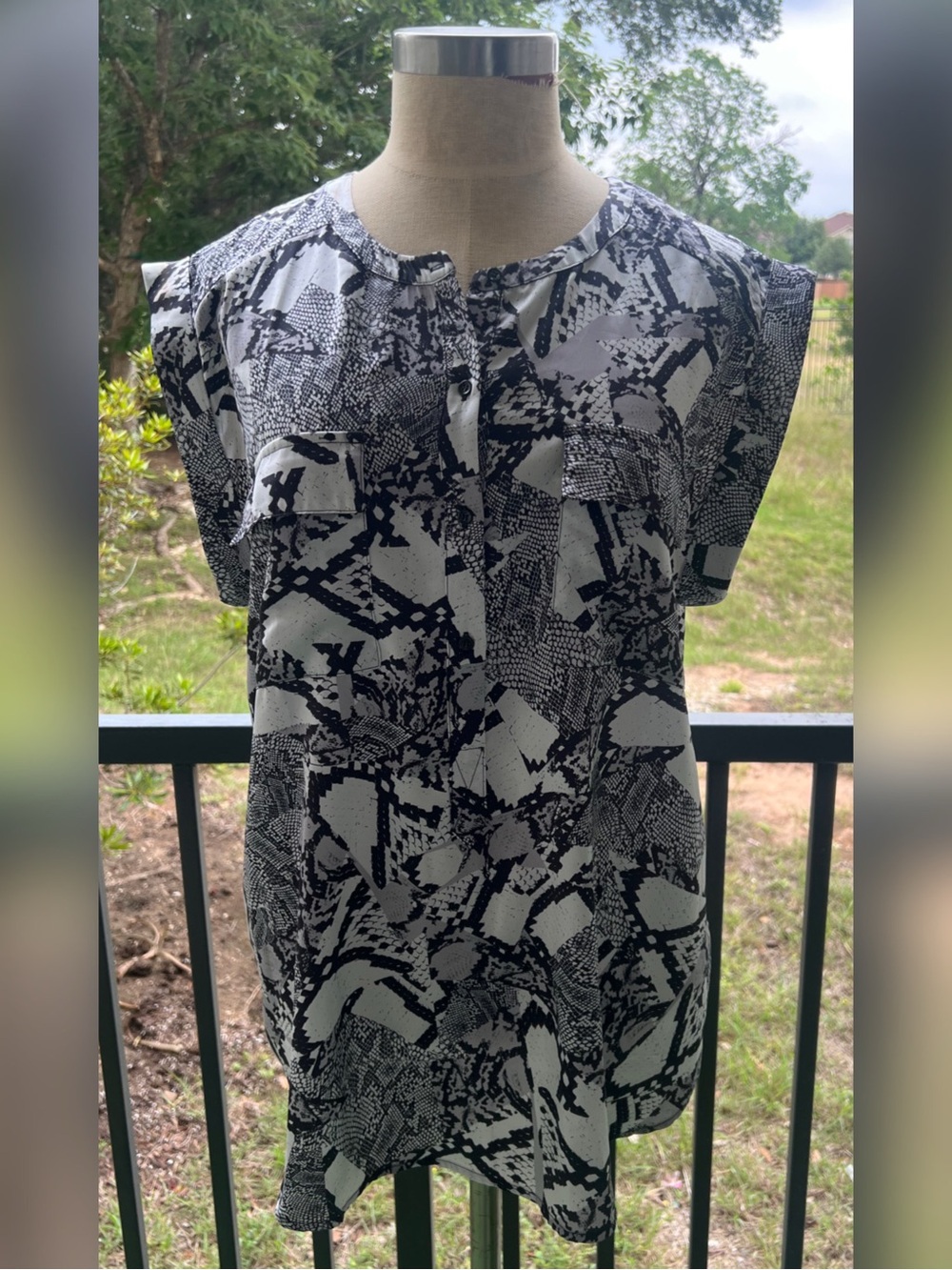 TROUVE Black & Gray Snake Print Short Sleeve Blouse